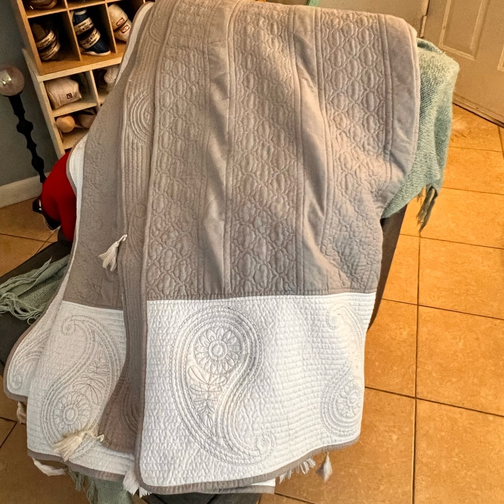 Elegant Gray and White Quilted Blanket